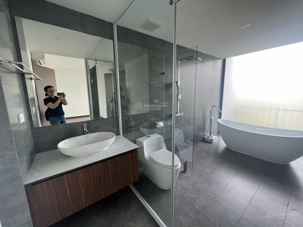 Gia đình bán căn biệt thự 2 mặt đường tại khu night street  flamingo đại lải resort.