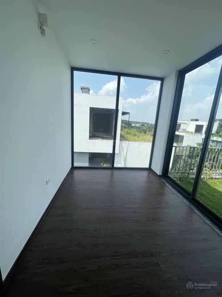 Gia đình bán căn biệt thự 2 mặt đường tại khu night street  flamingo đại lải resort.