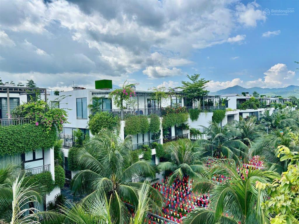 Gia đình bán căn biệt thự 2 mặt đường tại khu night street  flamingo đại lải resort.