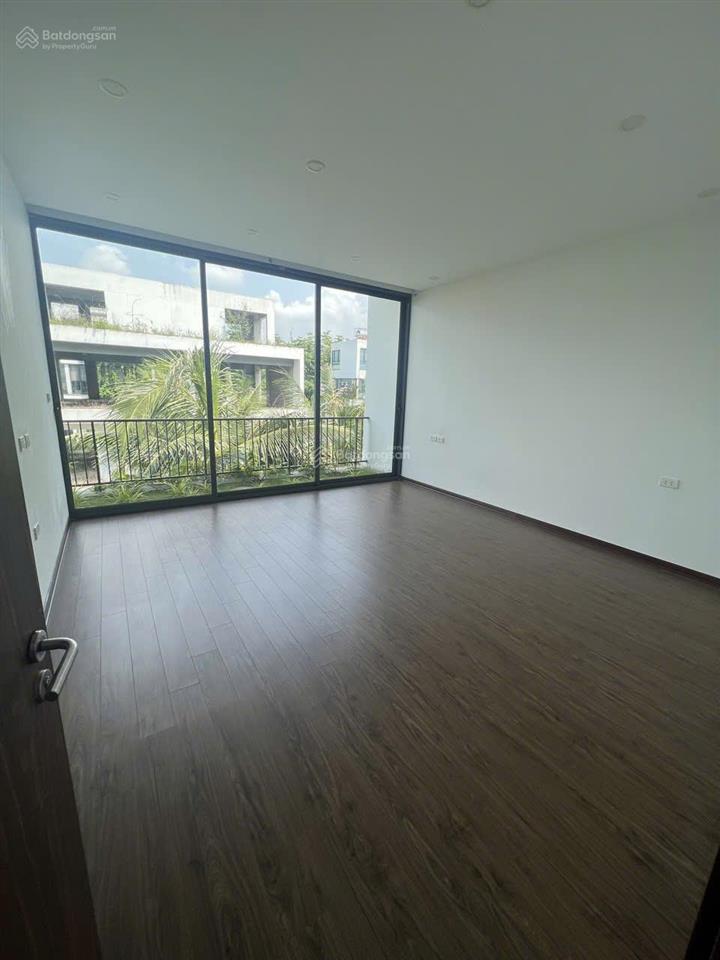 Gia đình bán căn biệt thự 2 mặt đường tại khu night street  flamingo đại lải resort.