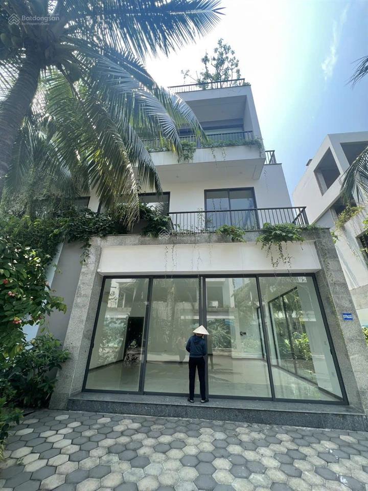 Gia đình bán căn biệt thự 2 mặt đường tại khu night street  flamingo đại lải resort.