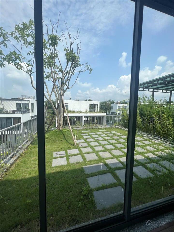 Gia đình bán căn biệt thự 2 mặt đường tại khu night street  flamingo đại lải resort.