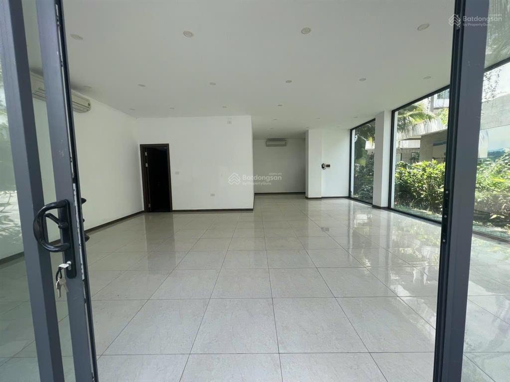 Gia đình bán căn biệt thự 2 mặt đường tại khu night street  flamingo đại lải resort.