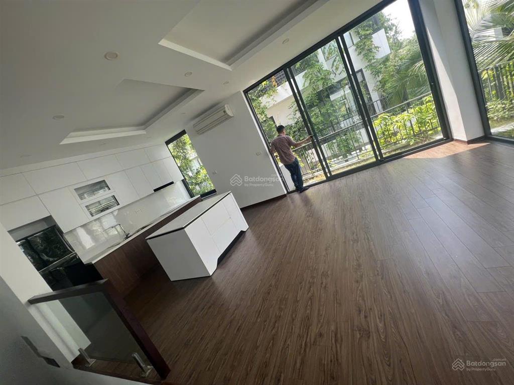 Gia đình bán căn biệt thự 2 mặt đường tại khu night street  flamingo đại lải resort.