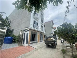 Nhà mới 4tx40m2 đường ôtô tránh nhau kinh doanh buôn bán,900m ra ubnd đông la 4,35 tỷ