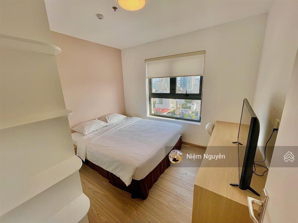 Bán căn hộ 70,5m2  view biển đông nam 2 phòng ngủ + 2 vệ sinh full nội thất 3.95 tỷ