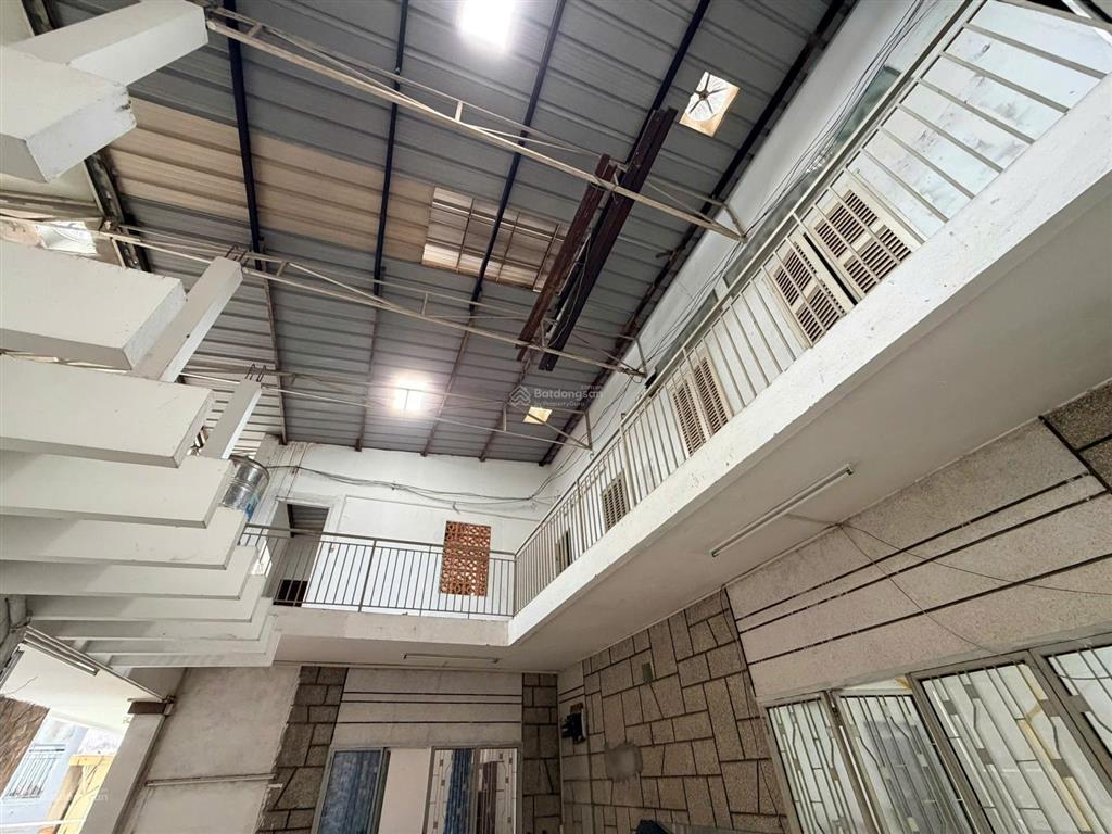 Cho thuê biệt thự cổ điển  ngay trần hưng đạo, quận 1 (cũ)  dtsd 300m2  có khoảng sân vườn xinh