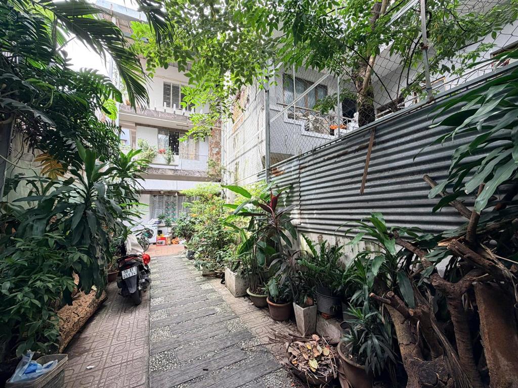 Cho thuê biệt thự cổ điển  ngay trần hưng đạo, quận 1 (cũ)  dtsd 300m2  có khoảng sân vườn xinh