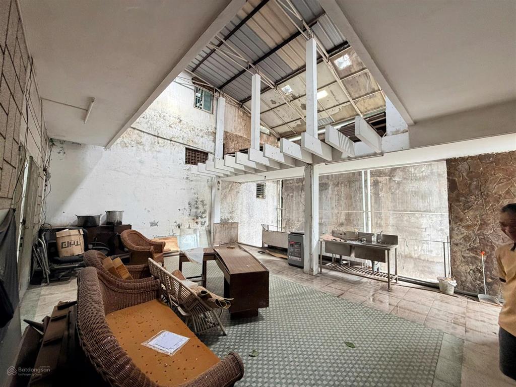 Cho thuê biệt thự cổ điển  ngay trần hưng đạo, quận 1 (cũ)  dtsd 300m2  có khoảng sân vườn xinh