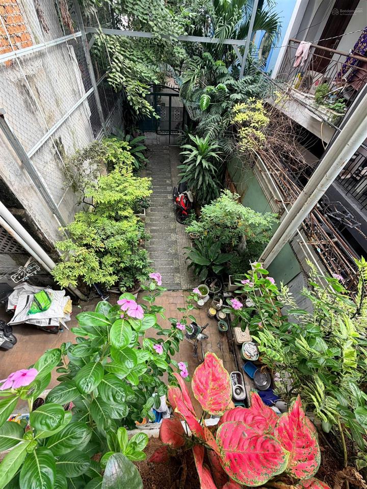 Cho thuê biệt thự cổ điển  ngay trần hưng đạo, quận 1 (cũ)  dtsd 300m2  có khoảng sân vườn xinh