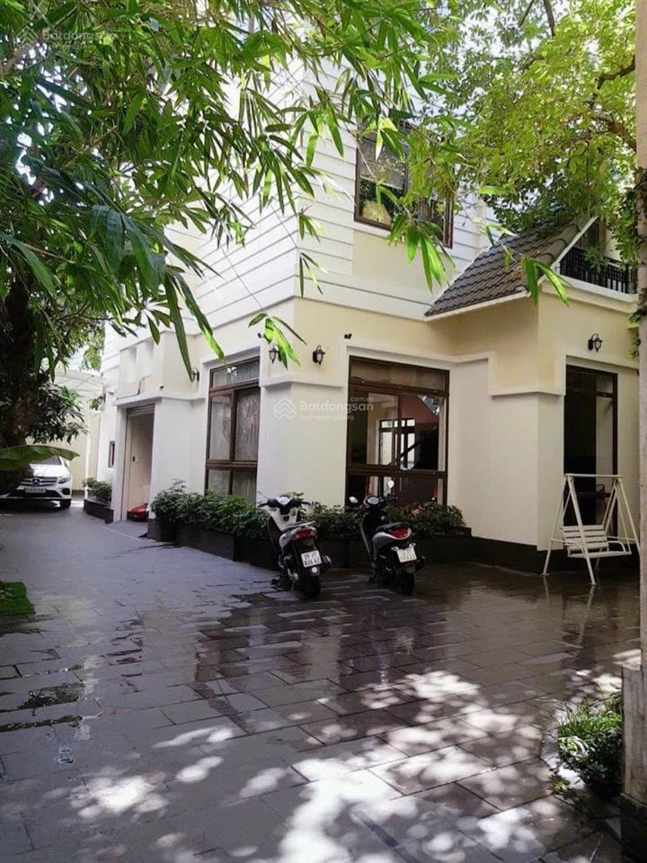 Cho thuê biệt thự dt hơn 800m2  ngay trung tâm quận 3. nhà không gian ngoài trời, sân rộng