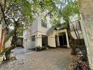 Cho thuê biệt thự dt hơn 800m2  ngay trung tâm quận 3. nhà không gian ngoài trời, sân rộng