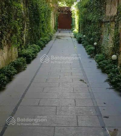 Cho thuê biệt thự dt hơn 800m2  ngay trung tâm quận 3. nhà không gian ngoài trời, sân rộng