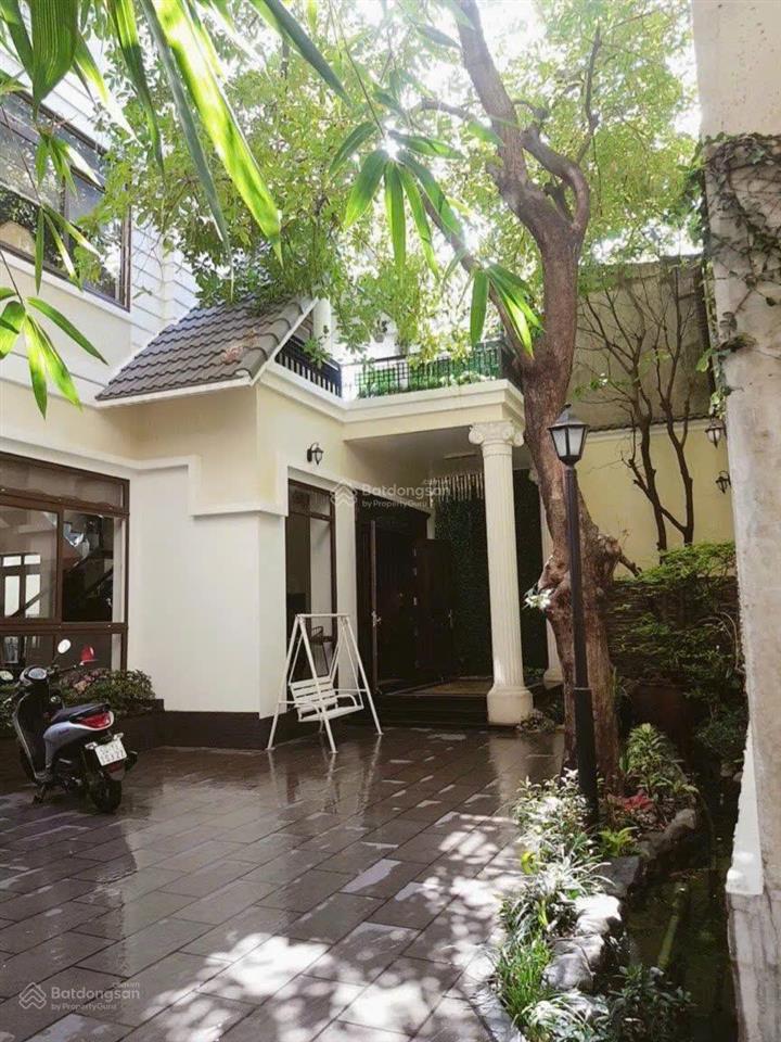 Cho thuê biệt thự dt hơn 800m2  ngay trung tâm quận 3. nhà không gian ngoài trời, sân rộng
