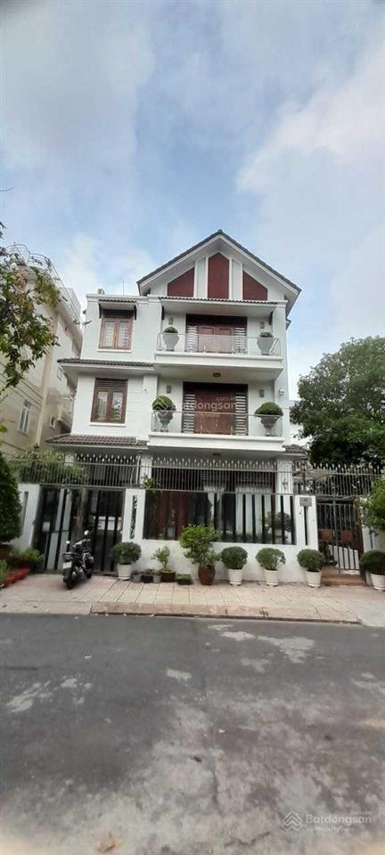 Bán biệt thự view sông, góc 2 mặt tiền, 3 tầng, dt 14x18m, giá 38 tỷ, kdc ven sông đối diện đh rmit