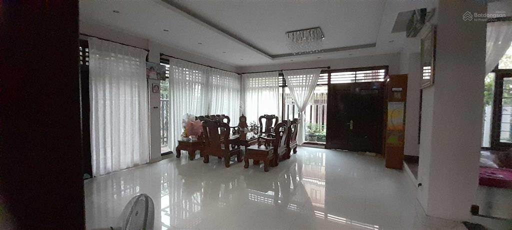 Bán biệt thự view sông, góc 2 mặt tiền, 3 tầng, dt 14x18m, giá 38 tỷ, kdc ven sông đối diện đh rmit