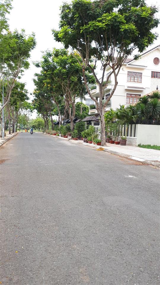 Bán biệt thự giá rẻ như đất,góc 2 mặt tiền view sông,dt 14x18m,kdc ven sông tân phong,p.tân phong