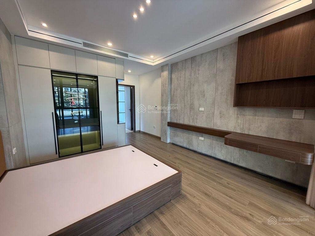 Nhà đẹp việt hưng, gần big c long biên vô cùng tiện ích . 7 tầng thang máy  lô góc garra oto  kd