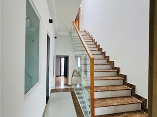 Bds hvl cho thuê nhà 2 lầu khu compound liên phừơng q9 đầy đủ nội thất  5 phòng ngủ . giá 18tr/th
