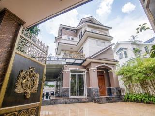 Cho thuê biệt thự góc 2mt có hồ bơi, thang máy full nt nẹp đỗ xuân hợp, plb q9