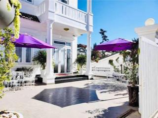 Biệt thự đường hùng vương, đà lạt. dt 214.7m2, 3 lầu 7pn, cách hxh 2km, đường ô tô, view đẹp 9.5 tỷ