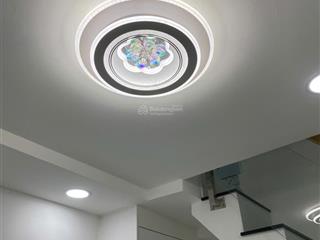 Bán nhà phố lô góc, sổ hồng riêng, vị trí trung tâm, 2pn có wc riêng