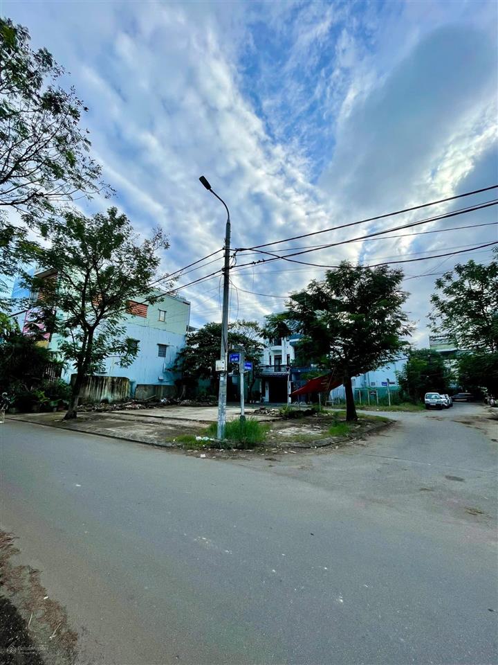 Bán 210m2 lô góc 3 mặt tiền, view kênh nước, ngay khu thương mại tự do, cách biển đà nẵng chỉ 300m