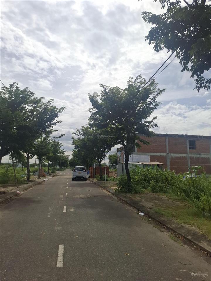 Trục lk23. 110m2 sạch đẹp hướng nam. thông thẳng xuống sông tại kđt green city. điện bàn đông