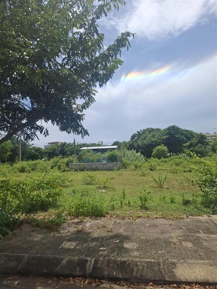 Trục lk23. 110m2 sạch đẹp hướng nam. thông thẳng xuống sông tại kđt green city. điện bàn đông