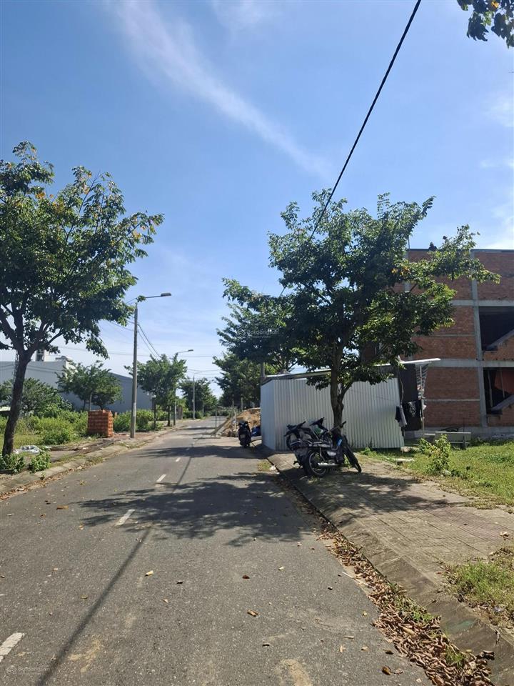 Trục lk23. 110m2 sạch đẹp hướng nam. thông thẳng xuống sông tại kđt green city. điện bàn đông