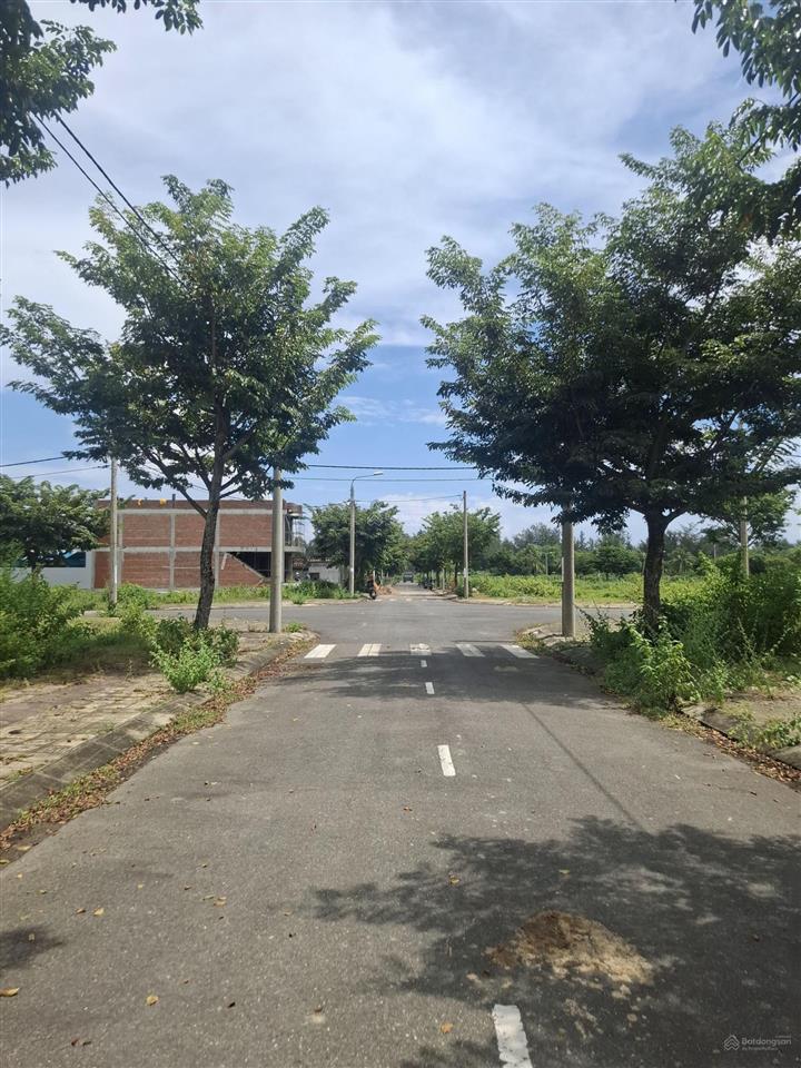 Trục lk23. 110m2 sạch đẹp hướng nam. thông thẳng xuống sông tại kđt green city. điện bàn đông