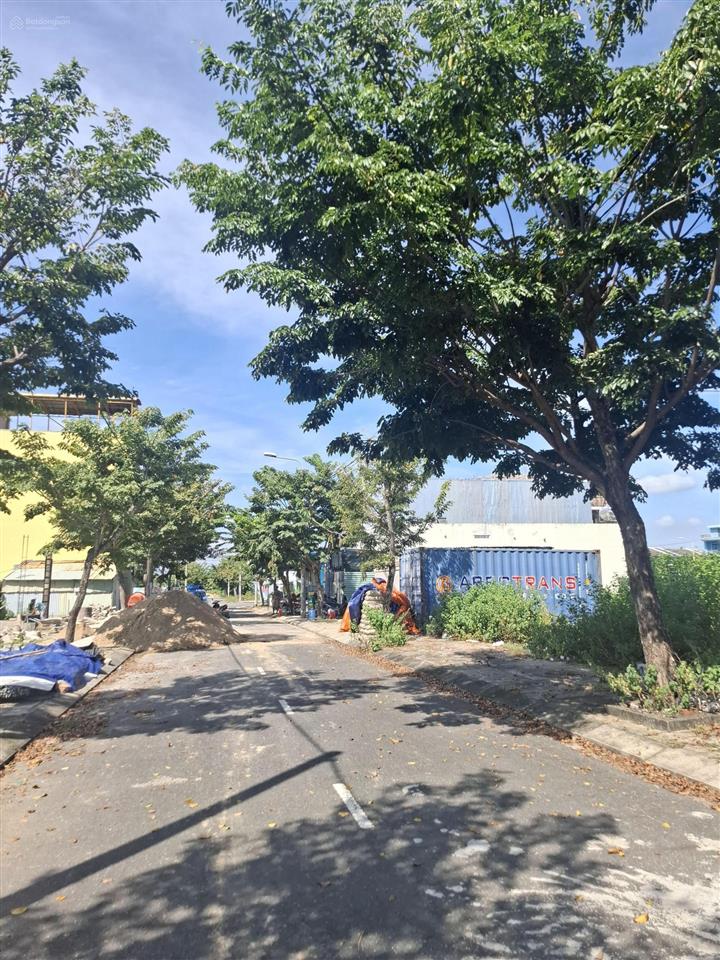 Trục lk23. 110m2 sạch đẹp hướng nam. thông thẳng xuống sông tại kđt green city. điện bàn đông