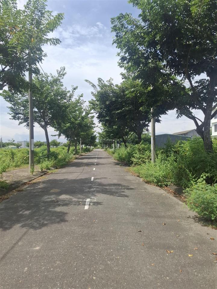 Trục lk23. 110m2 sạch đẹp hướng nam. thông thẳng xuống sông tại kđt green city. điện bàn đông