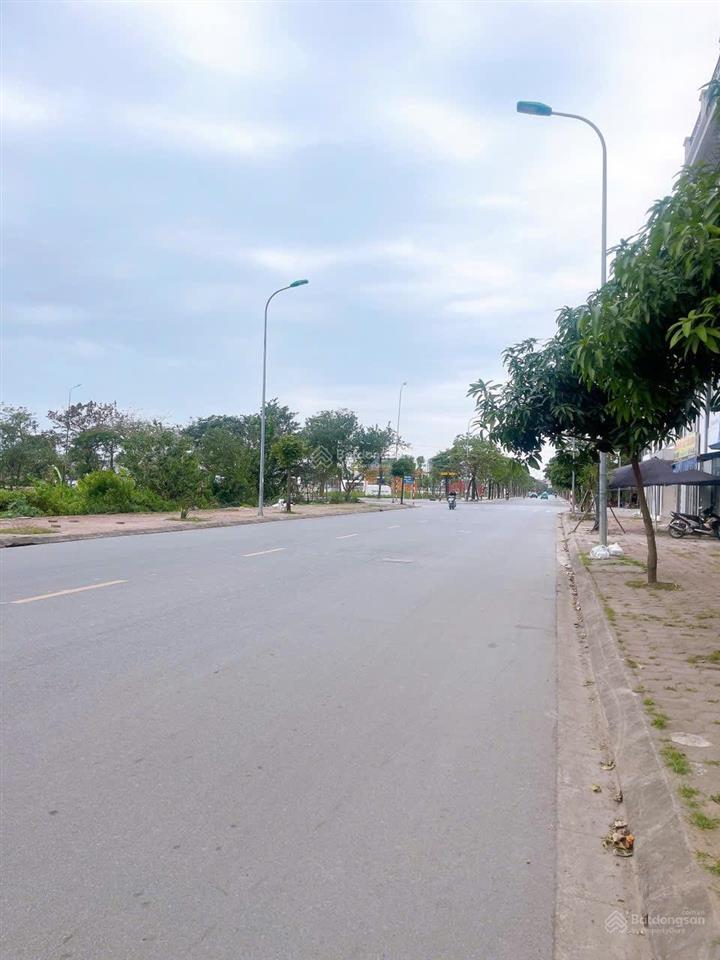 Cần bán liền kề 4 tầng x 80 m2 view hồ điều hòa 9,2 ha công viên gia lâmtrâu quỳ gia lâm hà nội