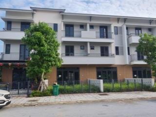 Bán căn nhà phố hai mặt đường đối diện trường học kinh doanh được ngay, khu đô thị dân cư đông đúc.