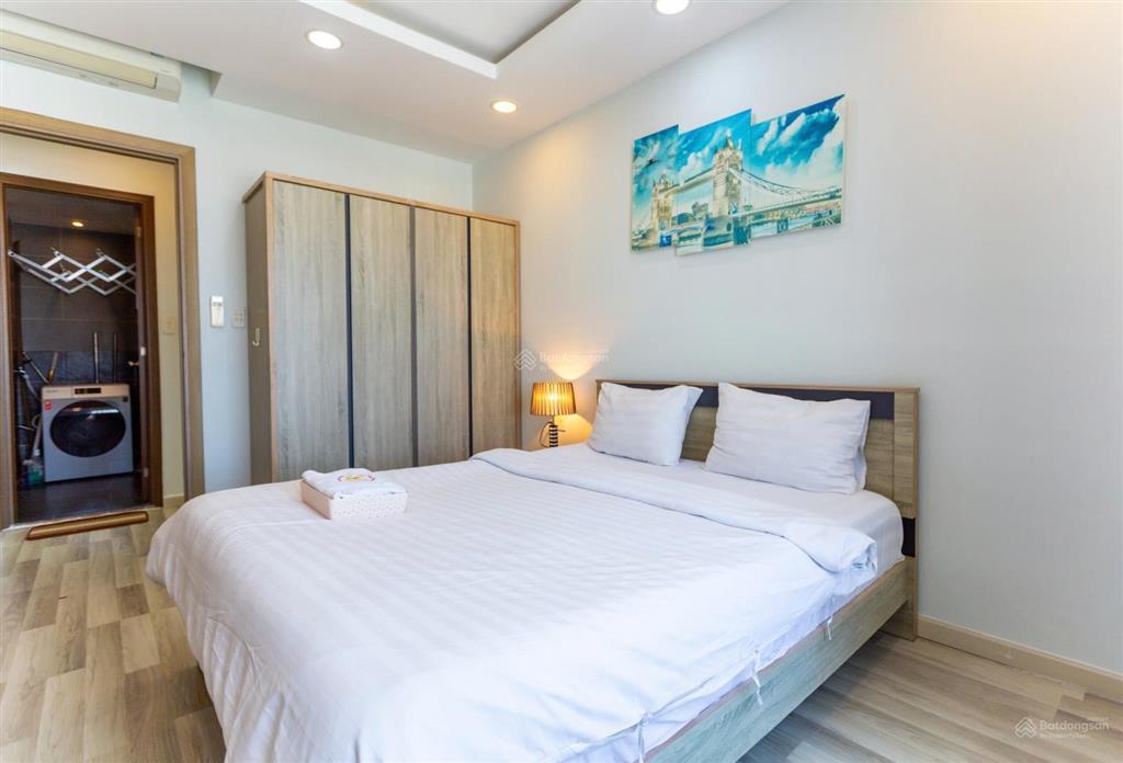 Tôi cần bán căn hộ 2 phòng ngủ 97m2 có sổ chung cư sunrise city north.  0909 992 ***