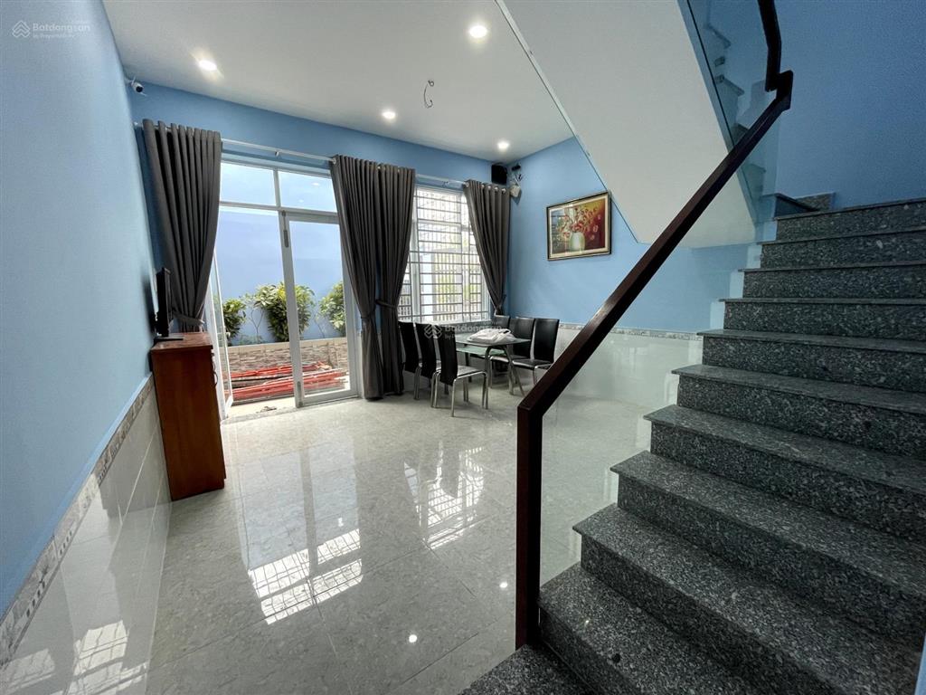 Bán gấp nhà giáp 2 mặt tiền ngay vòng xoay mỹ thủy