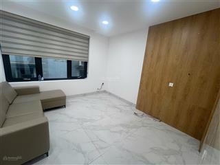 Cho thuê nhà gần ngã 4 trung kính, diện tích 70m2/tầng. nhà xây 7 tầng 1 hầm, sàn thông
