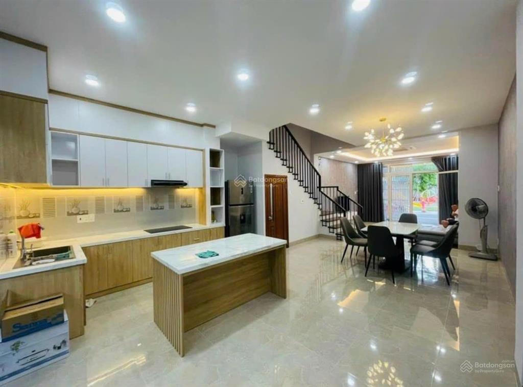 Bán nhà 3 tầng kđt vcn phước long 1 đối diện công viên đã có sổ hồng hoàn công, giá 9 tỷ 650