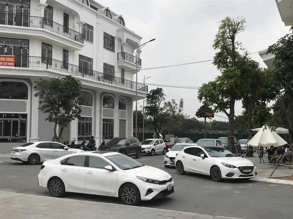 Chính chủ tôi bán shophouse mặt cổ loa nhỉnh 14 tỉ không lỗi, cam kết cần tiền giá tốt nhất, alo e