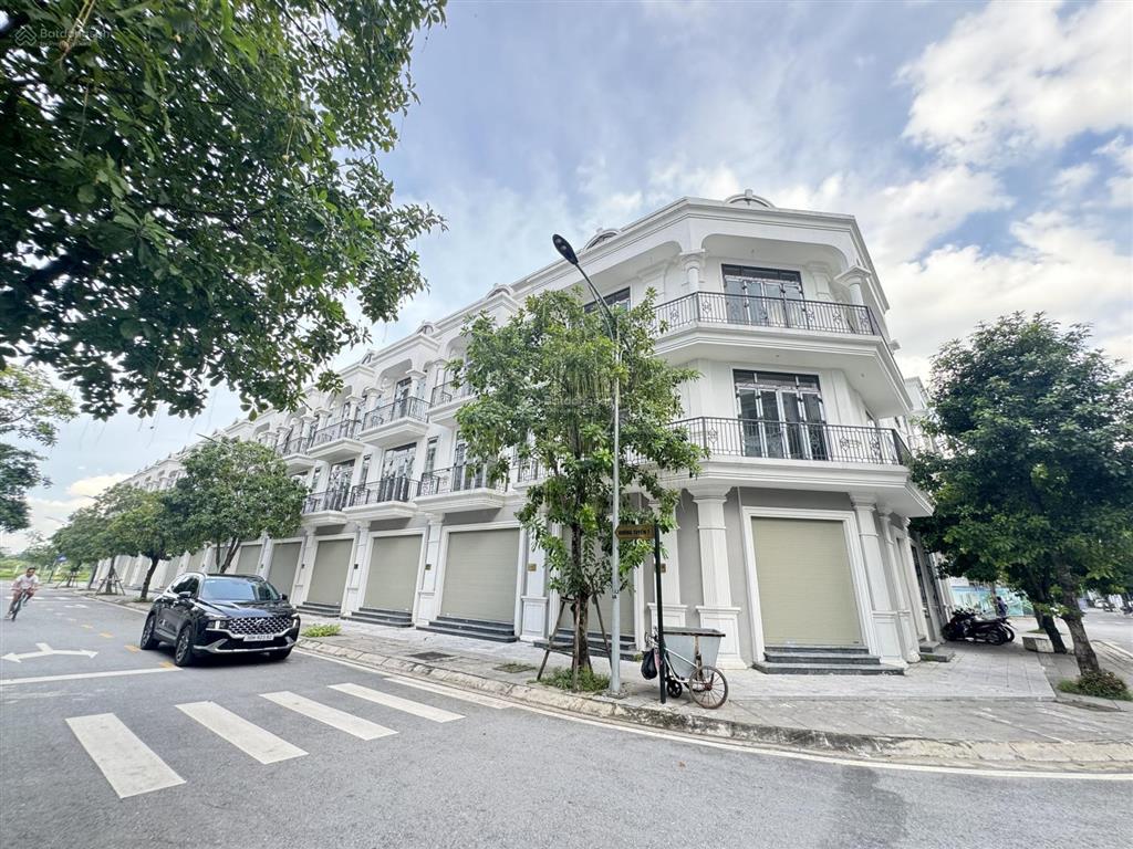 View quảng trường và chung cư,hướng đông bắc mát mẻ,giá tốt nhất dự án!nhỉnh 11 tỉ