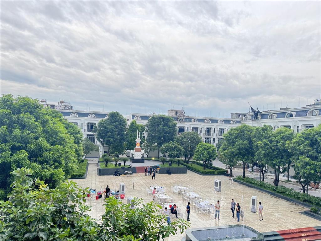 View quảng trường và chung cư,hướng đông bắc mát mẻ,giá tốt nhất dự án!nhỉnh 11 tỉ