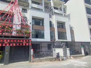 Cho thuê lk ở hoàng thành villas, mỗ lao, hà đông, hà nội. dt 110m2x5t, mt 7m, thang máy, giá 55 tr