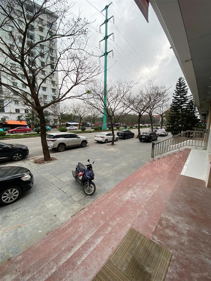 Cho thuê nhà liền kề ở tp giao lưu, phạm văn đồng, hà nội. dt 128m2x6t, mt 8m, giá 65 triệu.