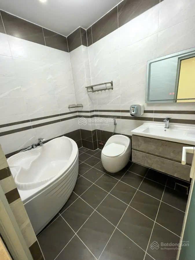 Cần bán. gấp nhà phố. trong khu. dân cư cao. cấp  đang cho thuê tạm. giá 7,5 tỷ