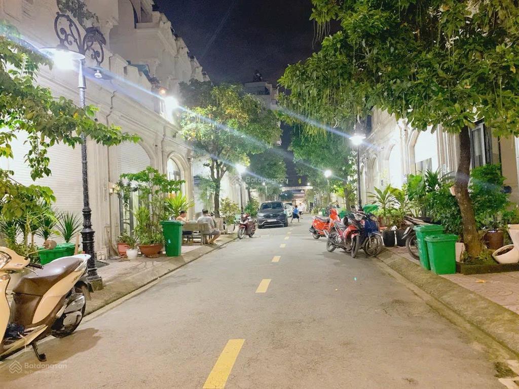 Cần bán. gấp nhà phố. trong khu. dân cư cao. cấp  đang cho thuê tạm. giá 7,5 tỷ