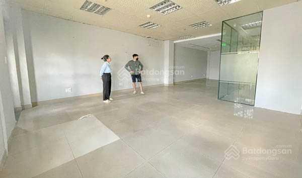 Văn phòng đẹp đường đào duy anh, giá hợp lý, nơi để xe rộng rãi và trang thiết bị hiện đại