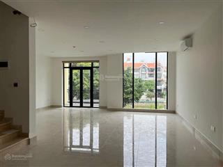 Cho thuê nhà nguyên căn 1 hầm 4 tầng sàn trống có thang máy làm văn phòng giá 50tr  0909 934 ***