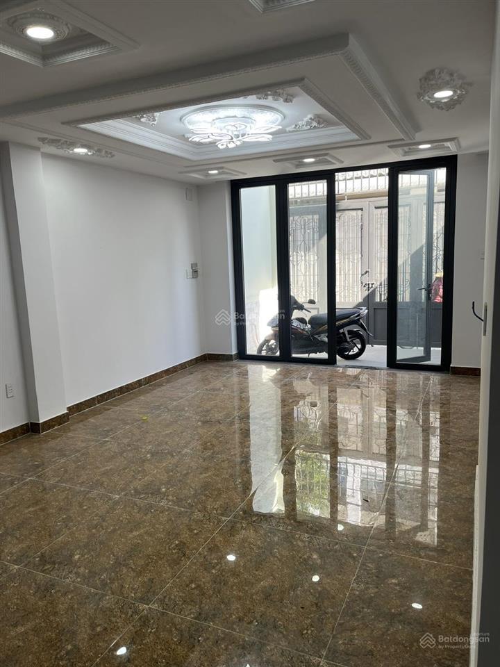 Bán nhà phố 4 tầng , gần chợ , mặt đường số thông thoáng