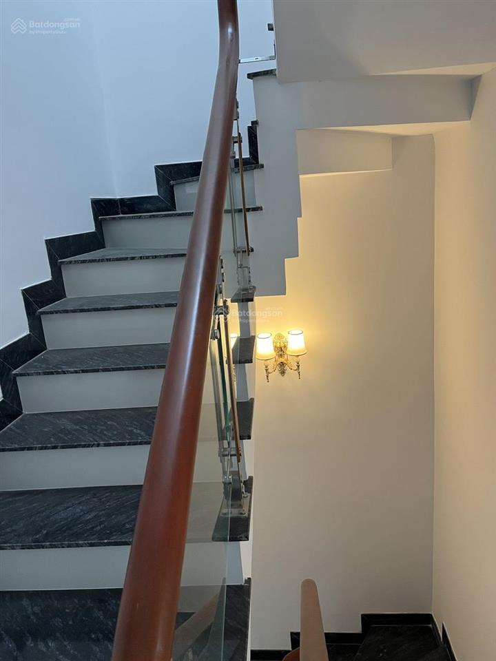 Bán nhà phố 4 tầng , gần chợ , mặt đường số thông thoáng